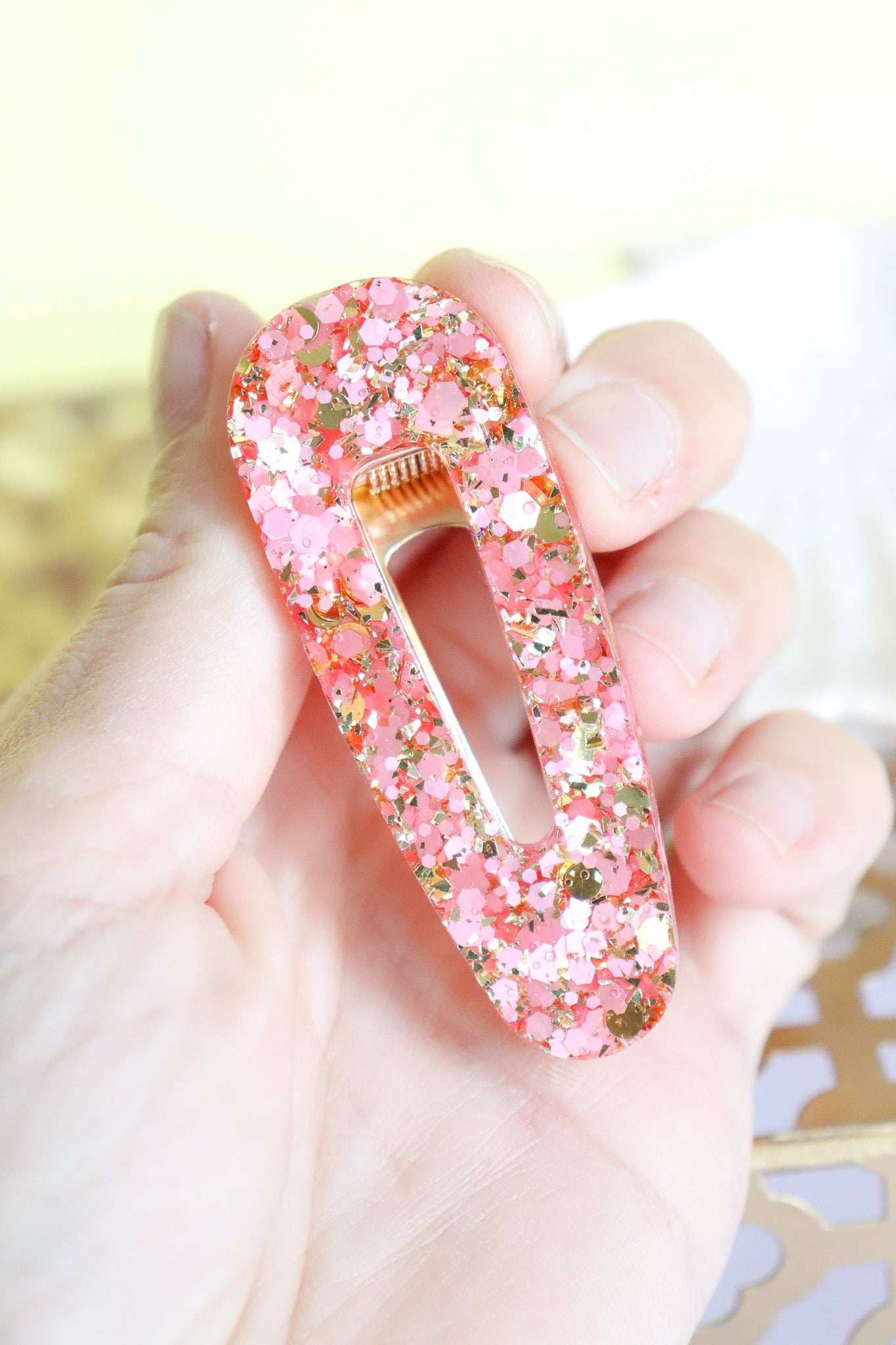 Barrette triangle paillettes roses et or