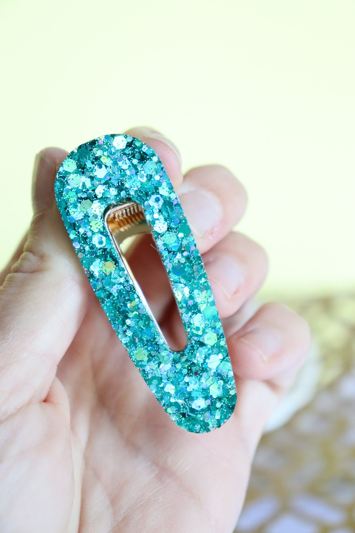Barrette triangle paillettes turquoises