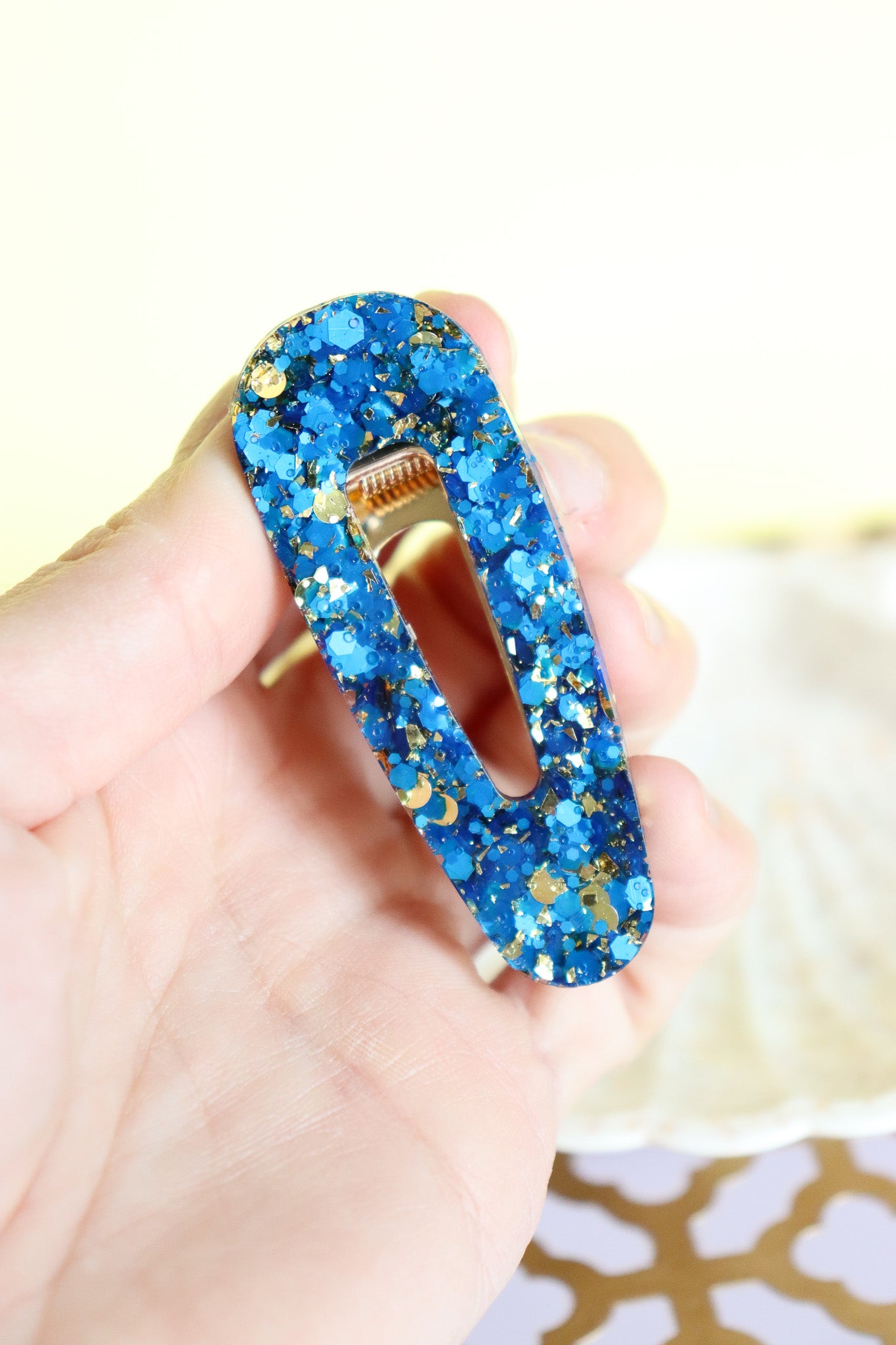 Barrette triangle paillettes bleues et or