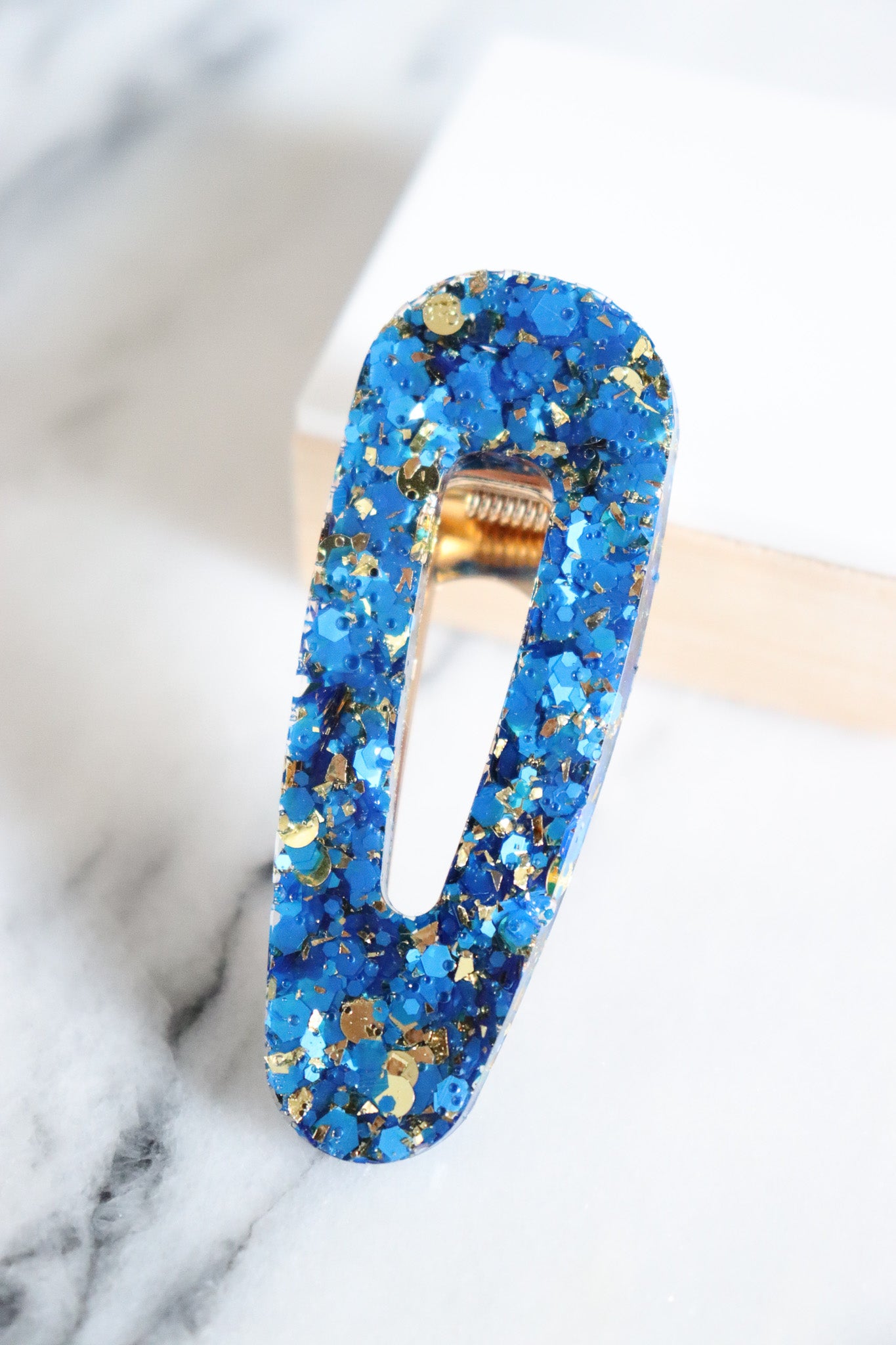 Barrette triangle paillettes bleues et or