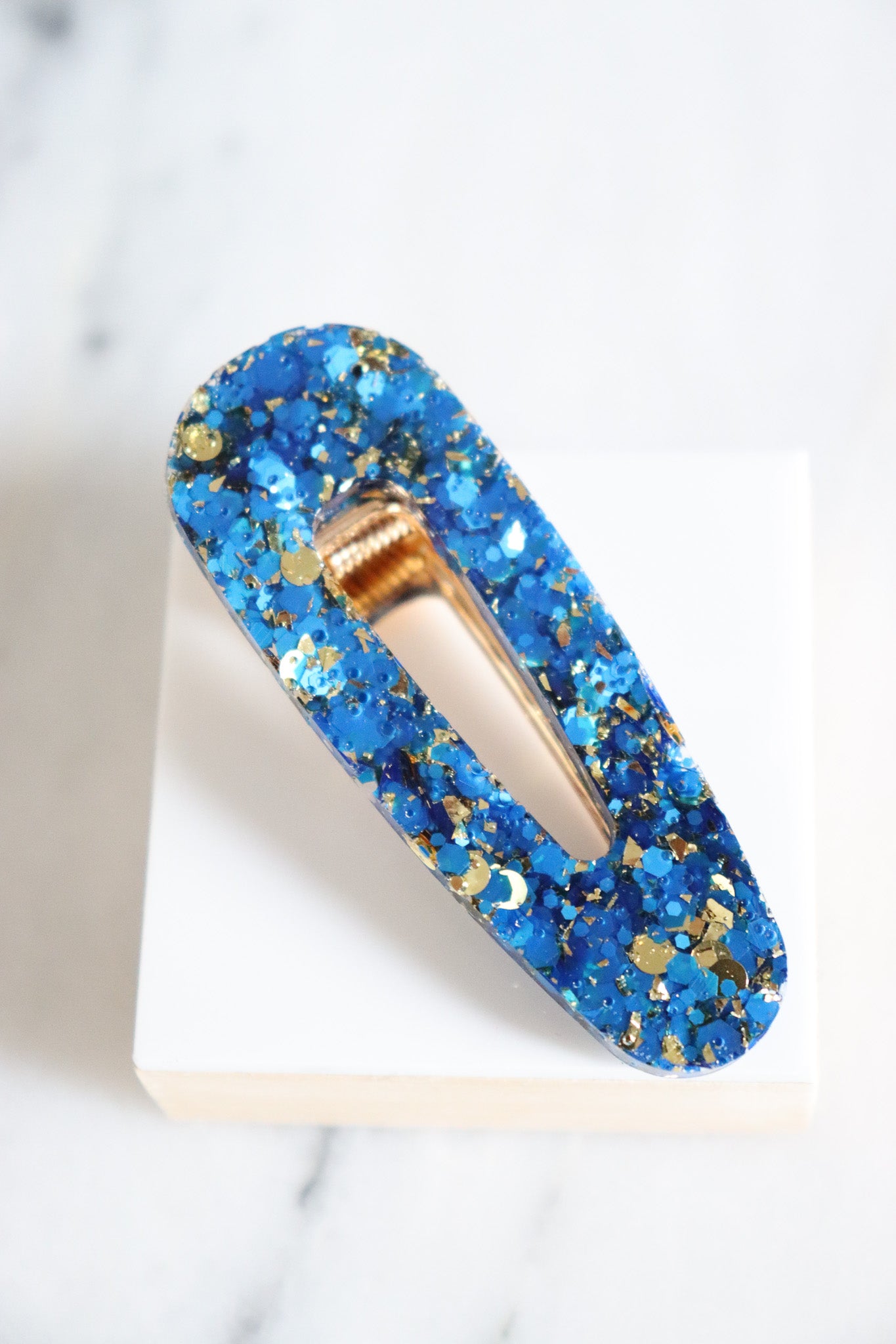 Barrette triangle paillettes bleues et or