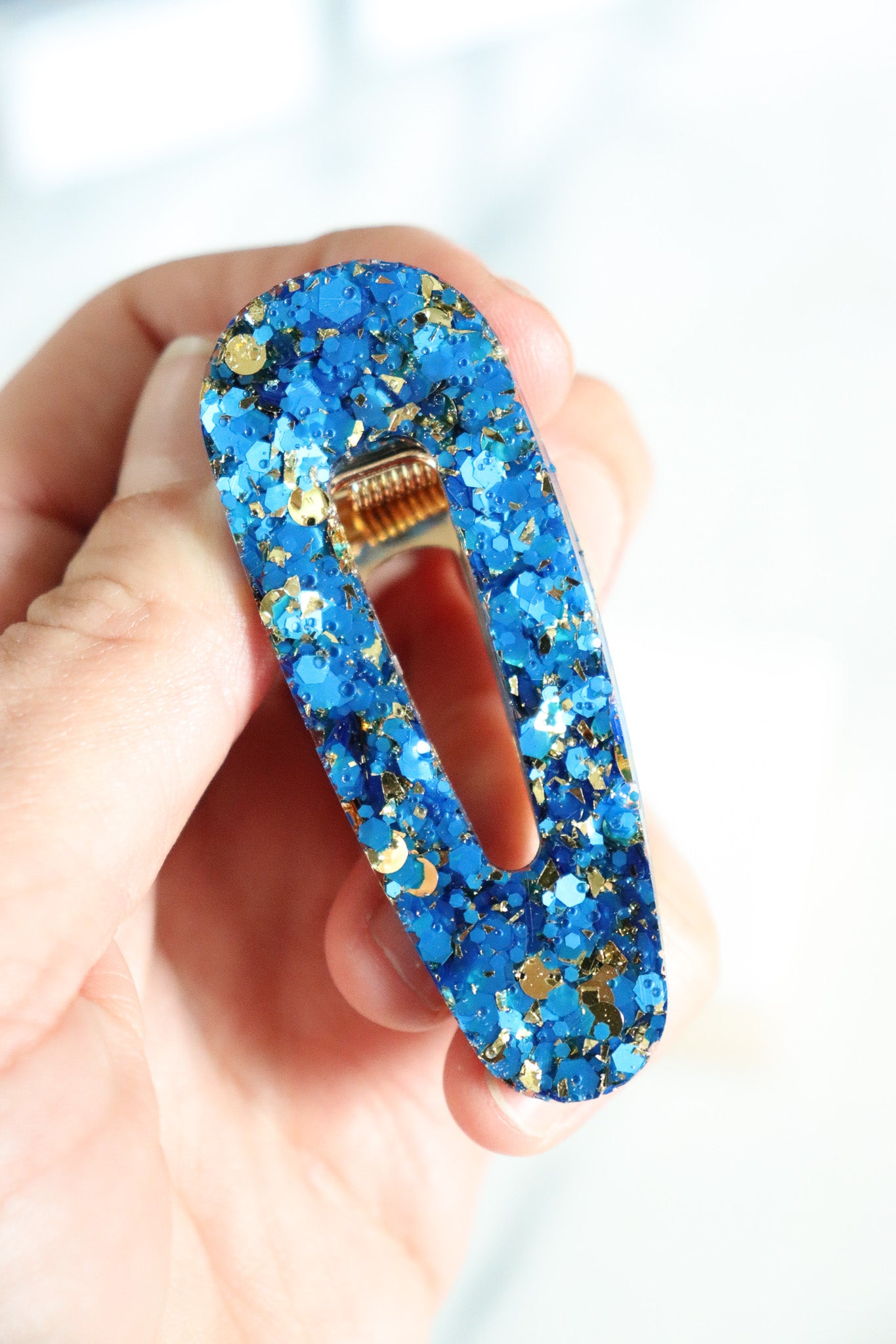 Barrette triangle paillettes bleues et or