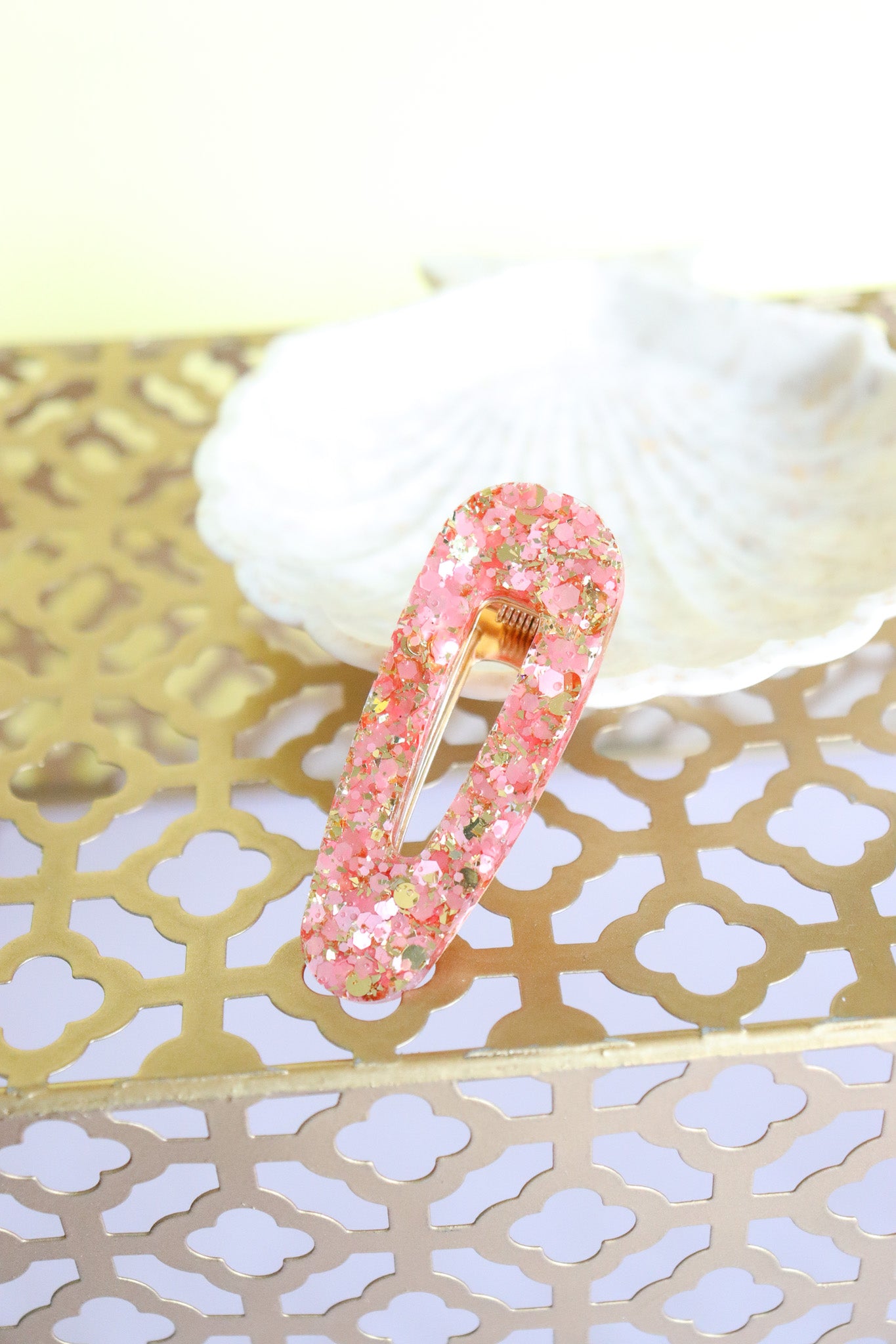 Barrette triangle paillettes roses et or