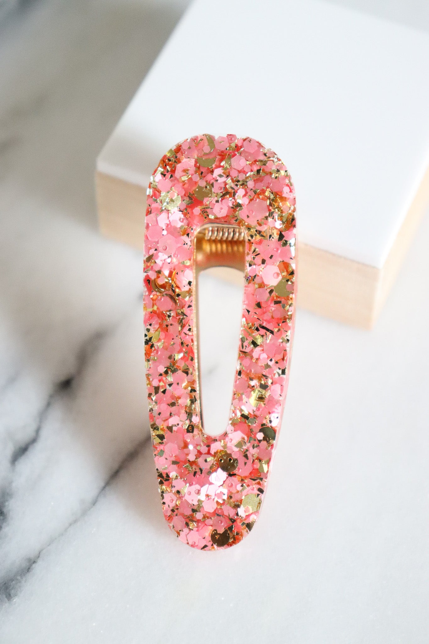 Barrette triangle paillettes roses et or