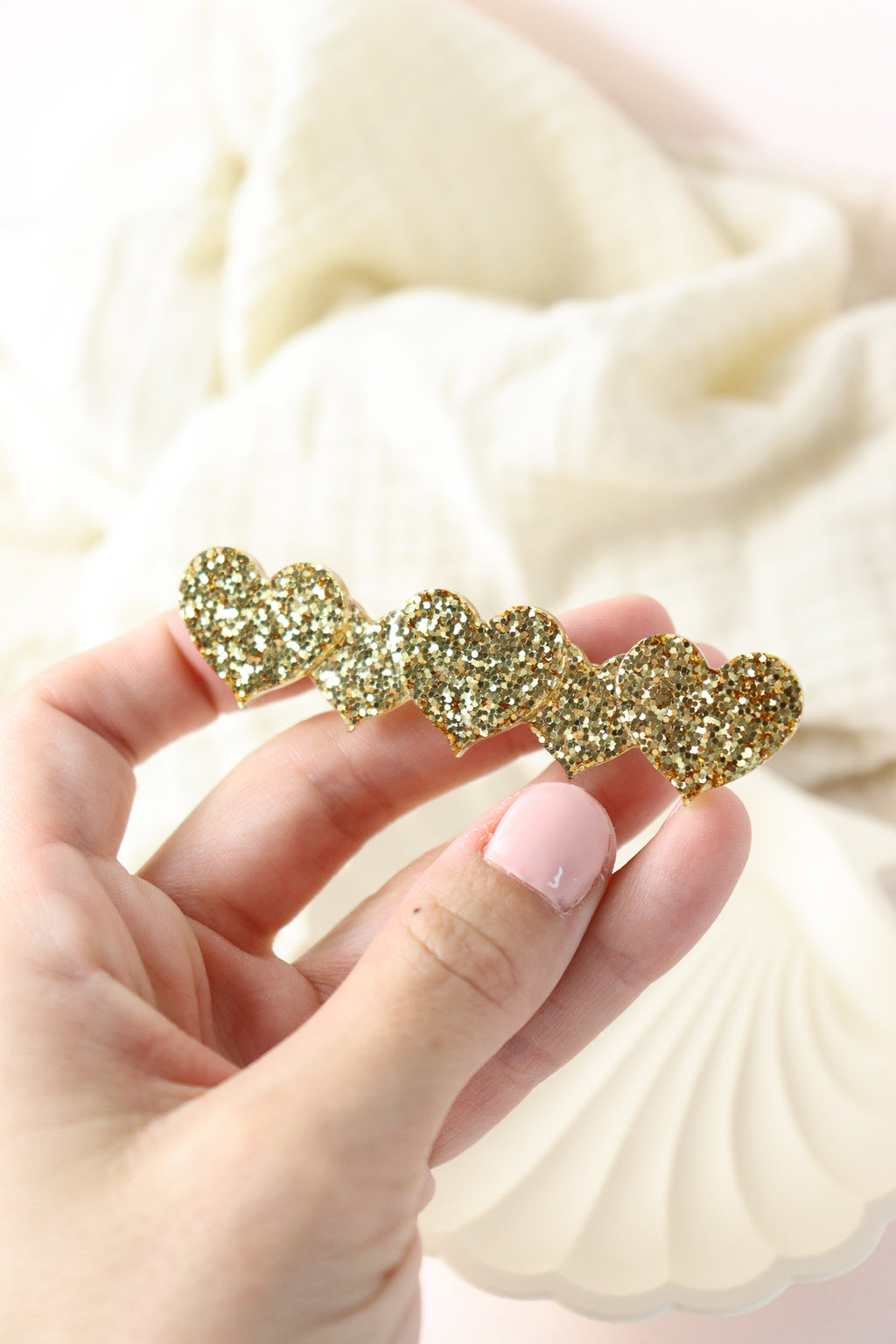 Barrette 5 coeurs paillettes dorées